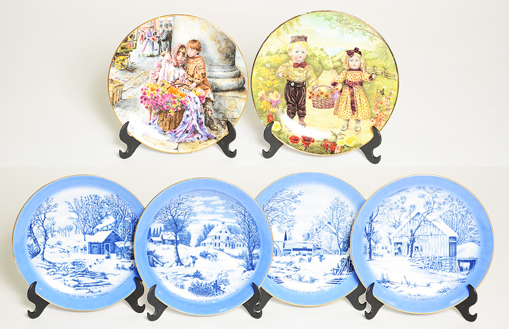 Seis pratos de porcelana de coleções diversas em policromia e bordas...