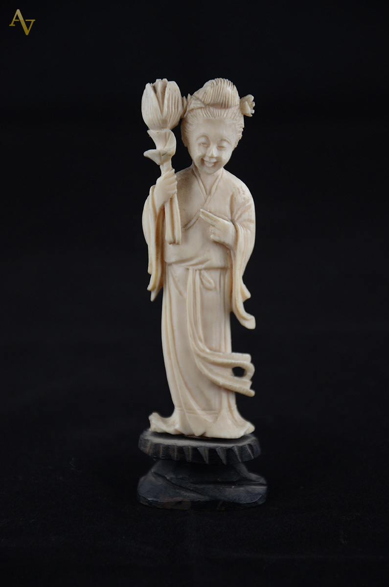 Estatueta em marfim representando Dama com flores com peanha em... - foto 1 de 2