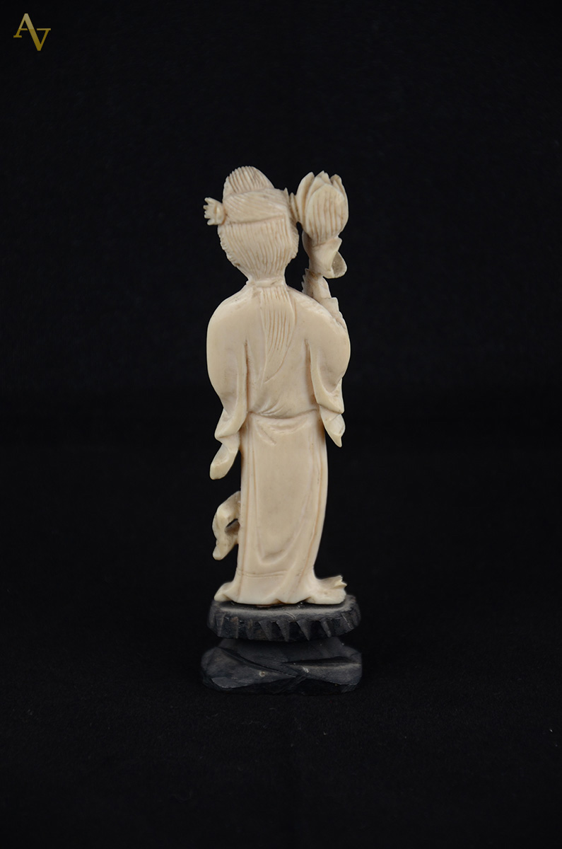 Estatueta em marfim representando Dama com flores com peanha em... - foto 2 de 2