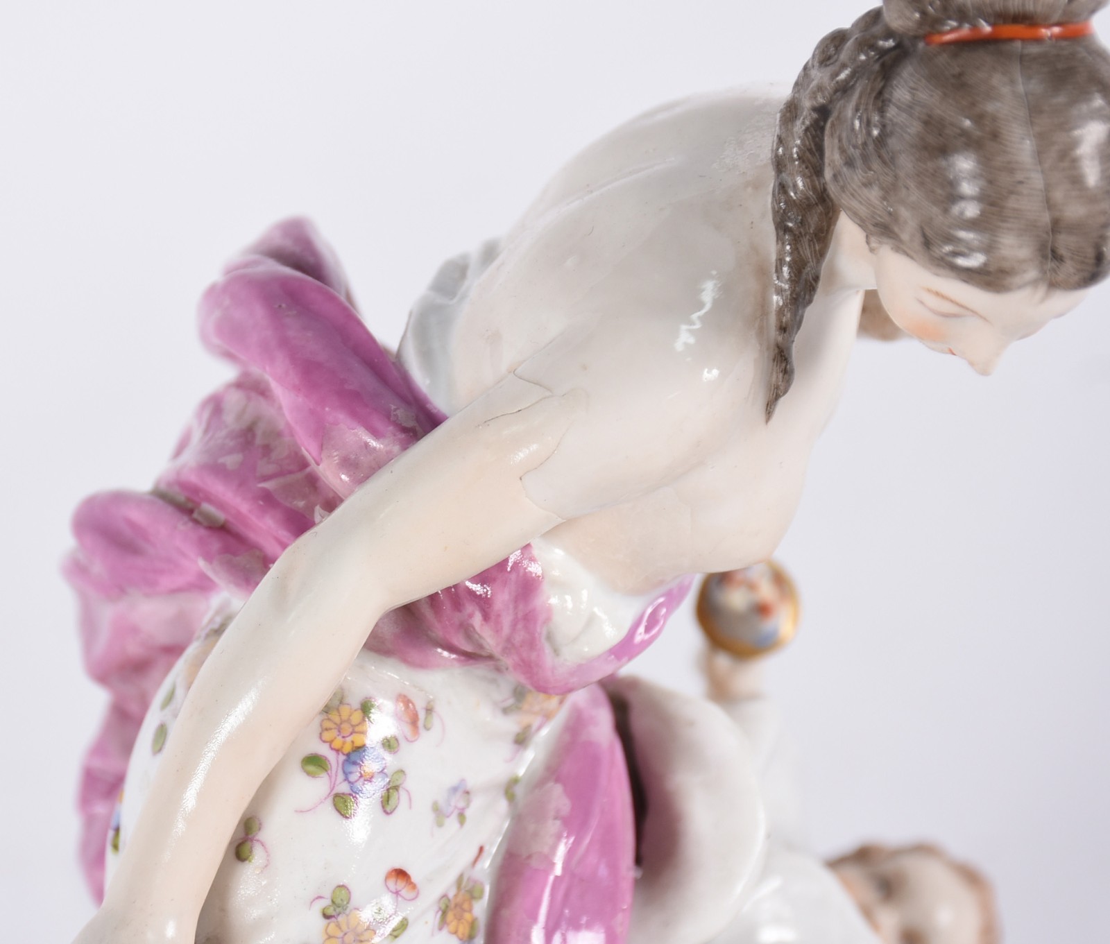 Grupo escultórico em porcelana Meissem (braço com restauro). - foto 4 de 7