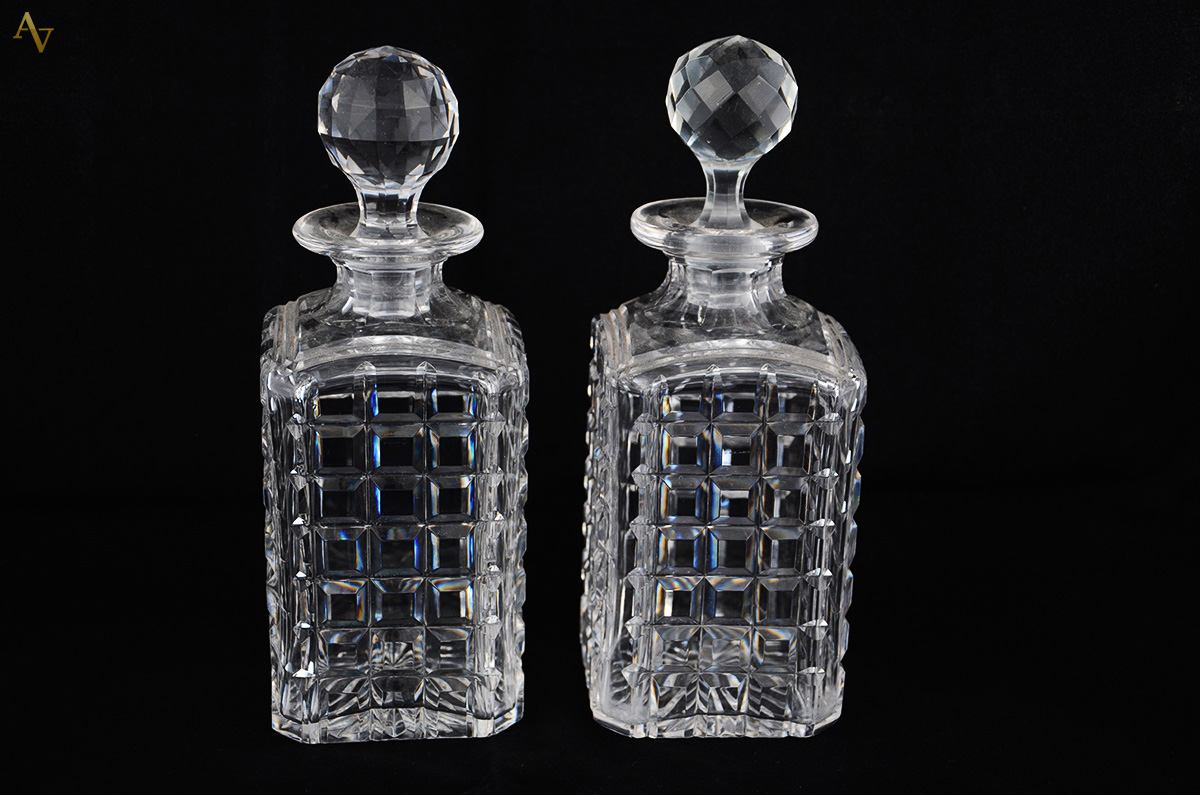 Par de garrafas em cristal lapidado, quadrado. Altura: 24 cm