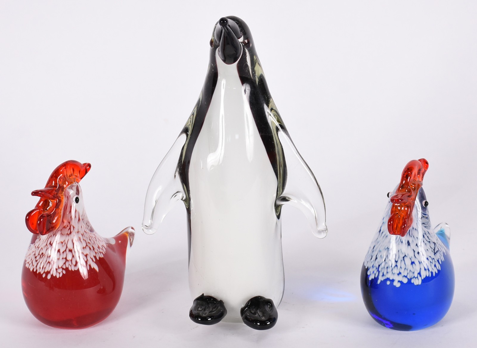 Três peças de vidro decorativo sendo, 2 galinhas e pinguim. - foto 1 de 4
