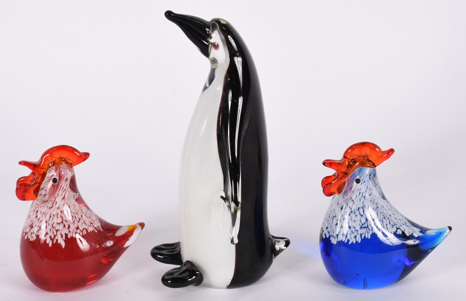 Três peças de vidro decorativo sendo, 2 galinhas e pinguim. - foto 2 de 4