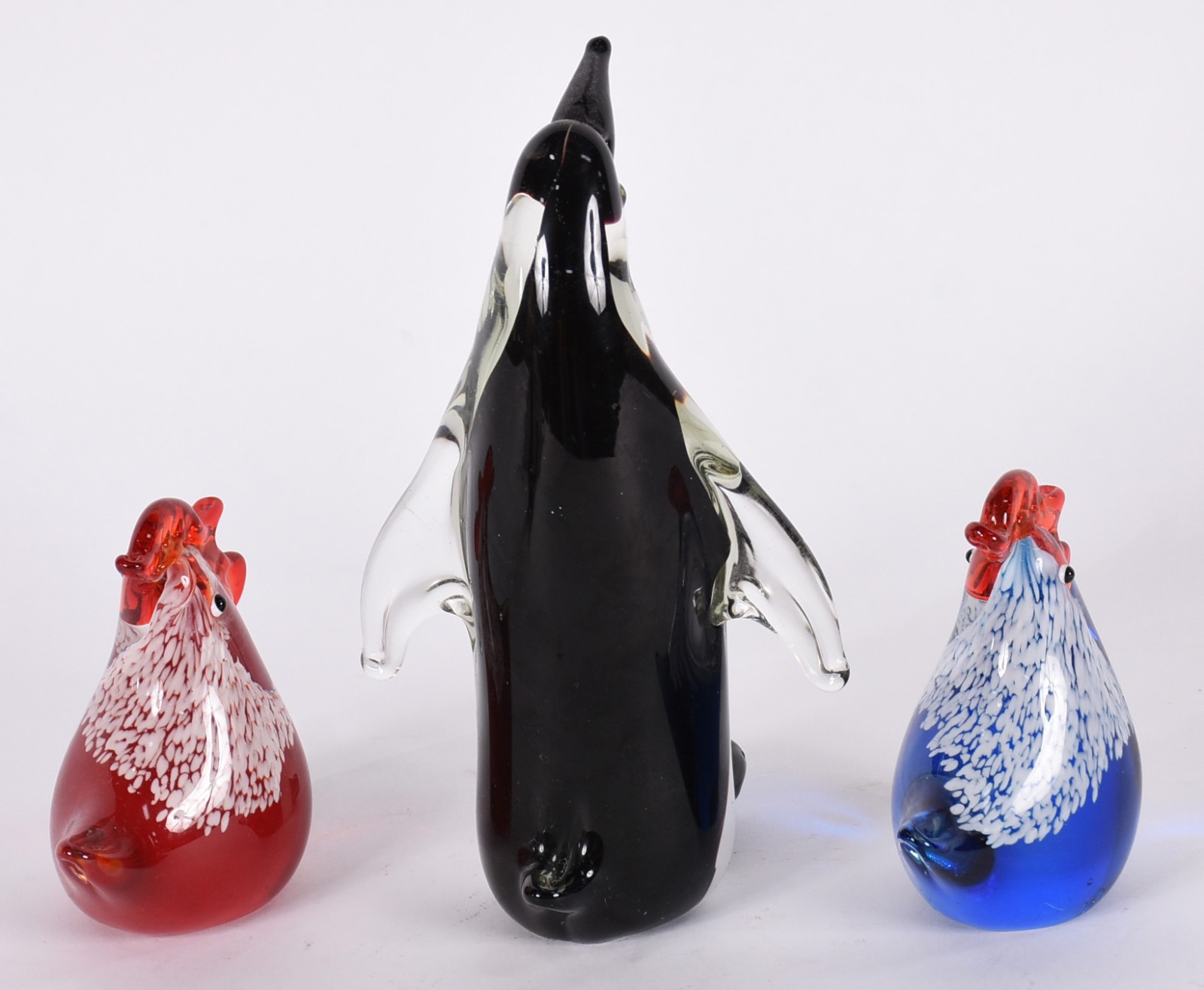 Três peças de vidro decorativo sendo, 2 galinhas e pinguim. - foto 3 de 4