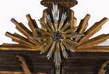 Belíssimo e antigo crucifixo de madeira nobre c... - Belíssimo e antigo crucifixo de madeira nobre com figura de Cristo ricamente entalhada e policromada, resplendor de prata com pedras brasileiras...