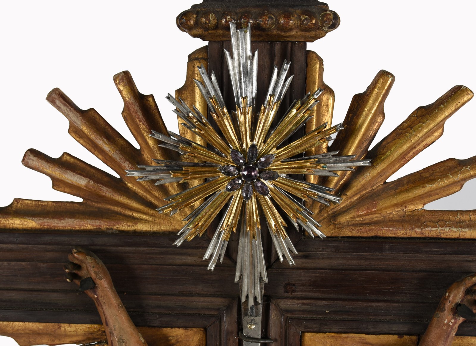 Belíssimo e antigo crucifixo de madeira nobre com figura de Cristo... - foto 3 de 7