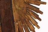 Belíssimo e antigo crucifixo de madeira nobre c... - Belíssimo e antigo crucifixo de madeira nobre com figura de Cristo ricamente entalhada e policromada, resplendor de prata com pedras brasileiras...
