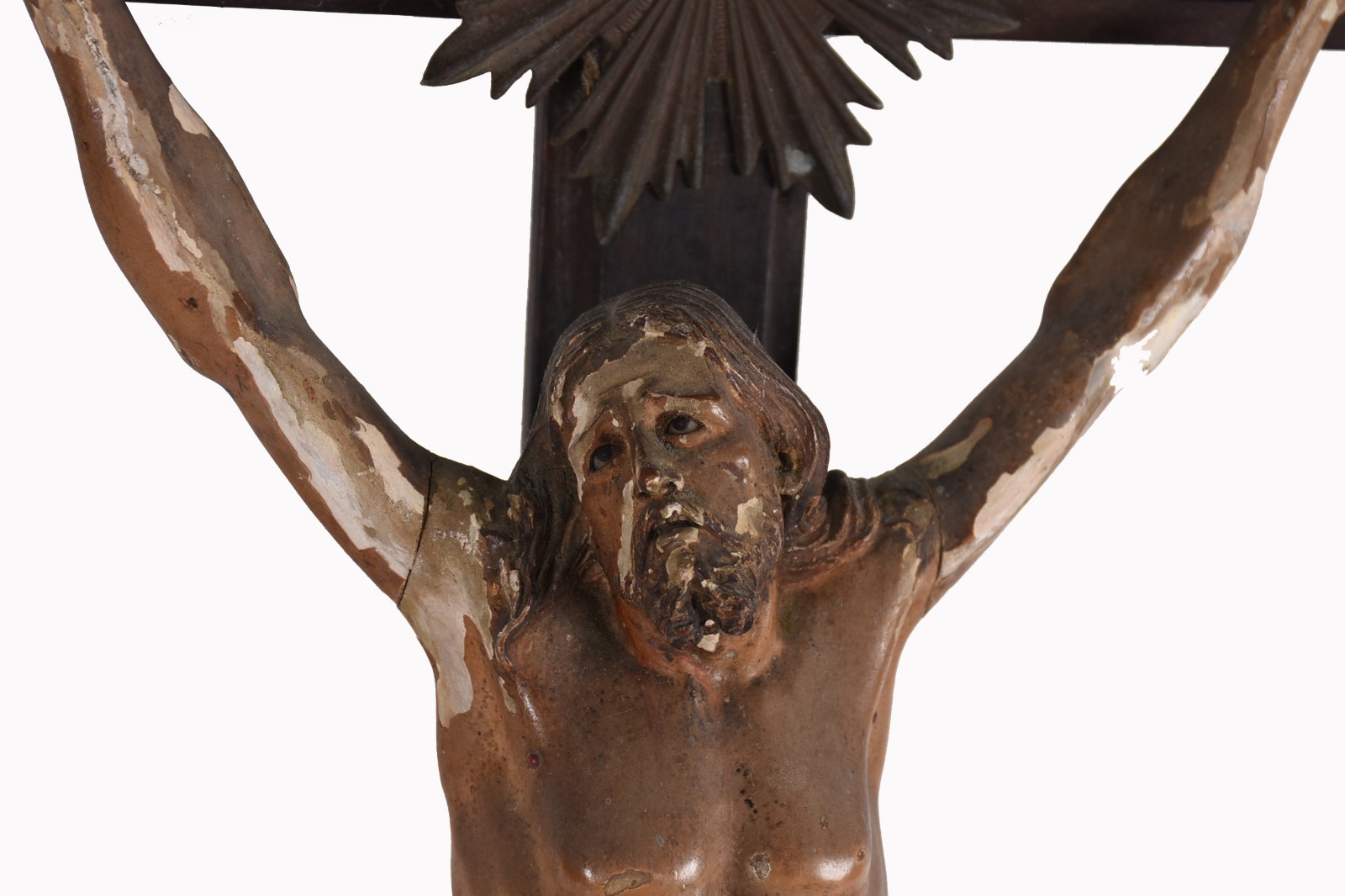 Crucifixo de madeira com figura de Cristo (uma das mãos soltas... - foto 2 de 5