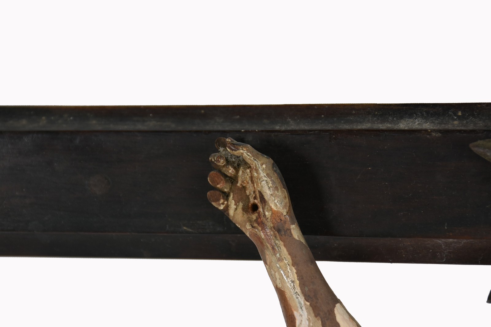 Crucifixo de madeira com figura de Cristo (uma das mãos soltas... - foto 3 de 5