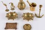 Diversas peças de metal dourado, sendo par de p... - Diversas peças de metal dourado, sendo par de pássaros (altura do maior: 17 cm), quatro cinzeiros, castiçal feitio âncora, almofariz com socador...