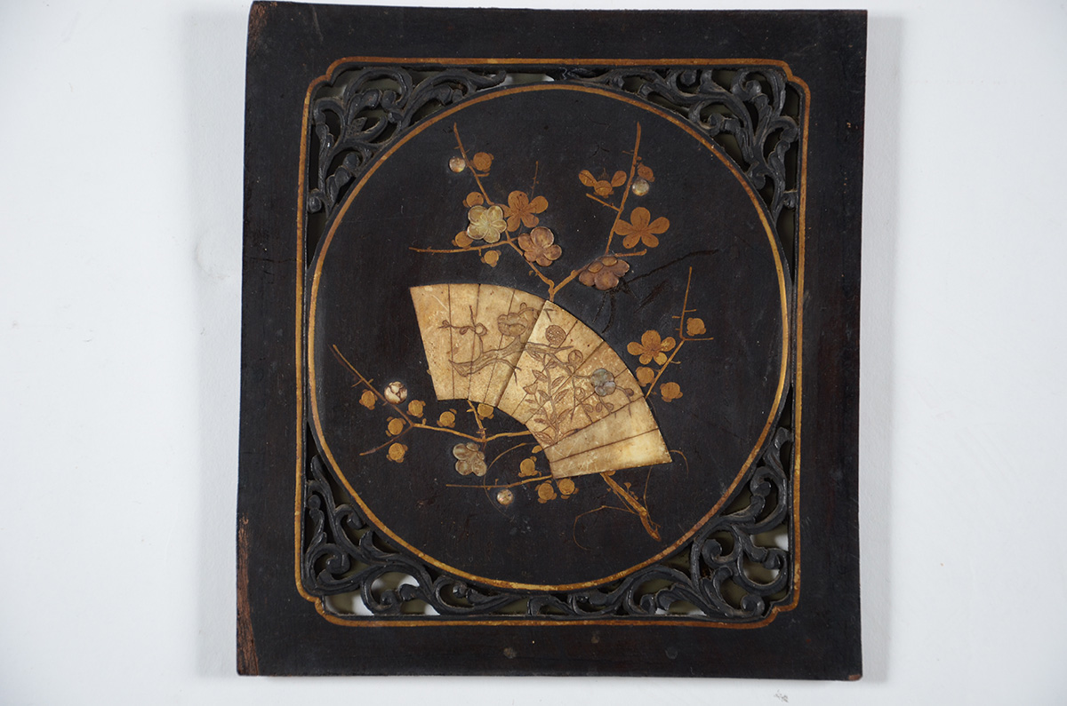 Placa oriental de madeira com leque de marfim e incrustações de...