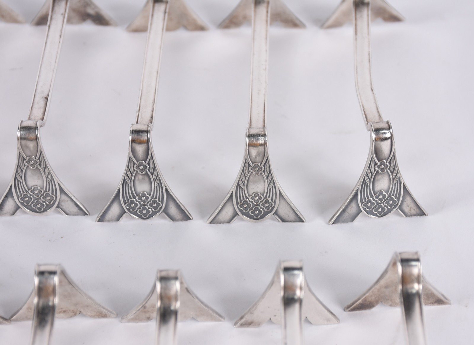Conjunto com 12 suportes para talheres de metal prateado. - foto 2 de 2