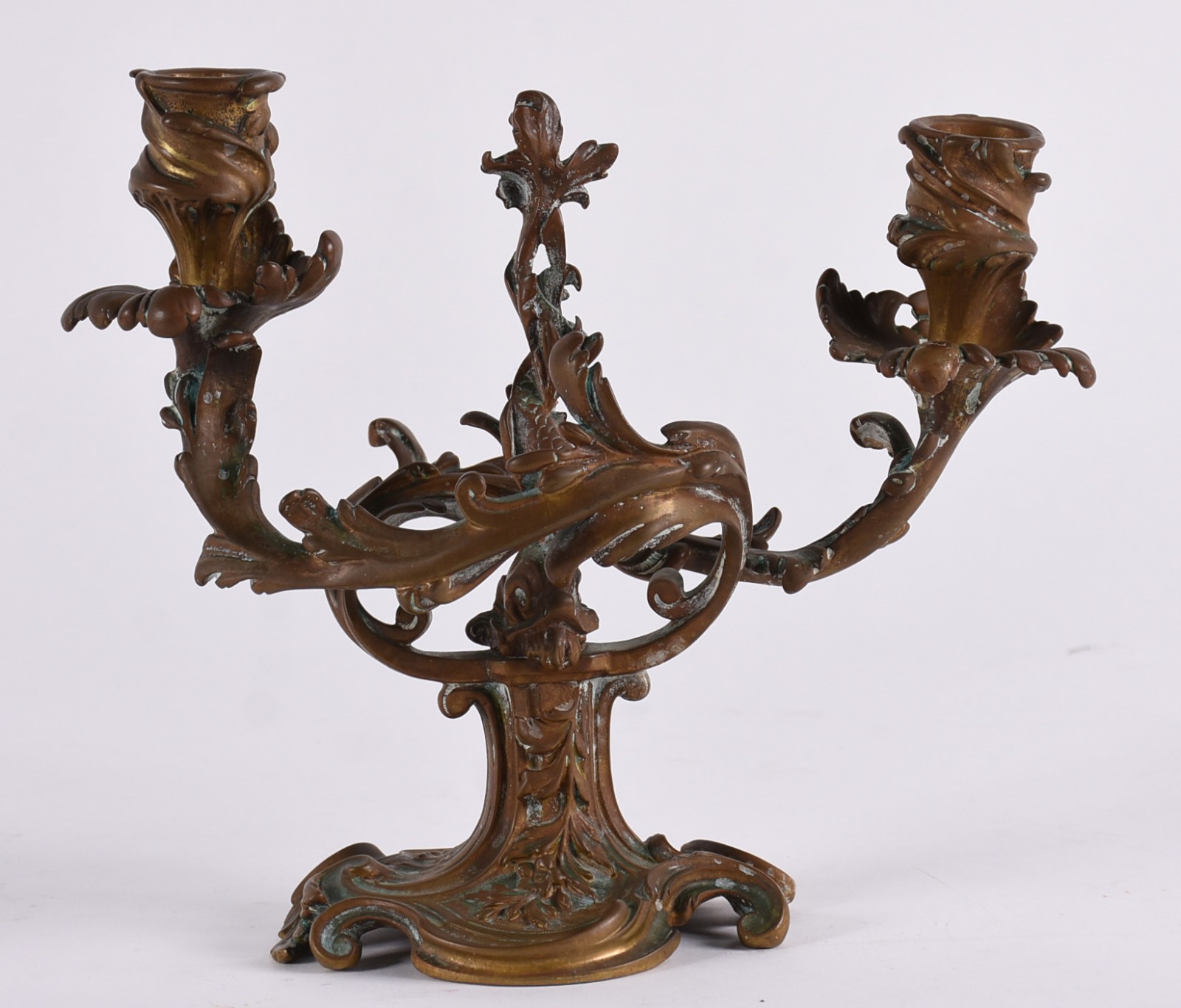Pequeno candelabro de bronze para 2 velas. - foto 1 de 4