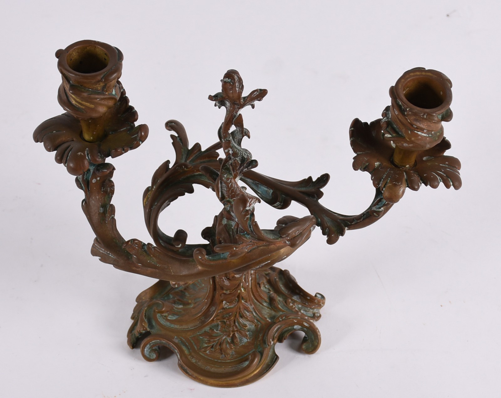 Pequeno candelabro de bronze para 2 velas. - foto 2 de 4