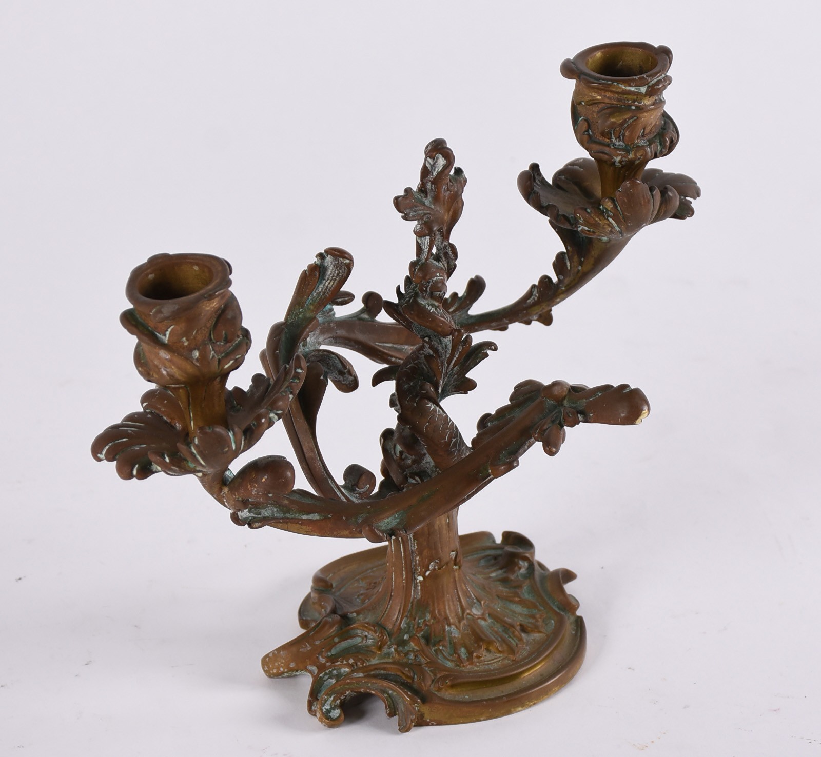 Pequeno candelabro de bronze para 2 velas. - foto 3 de 4