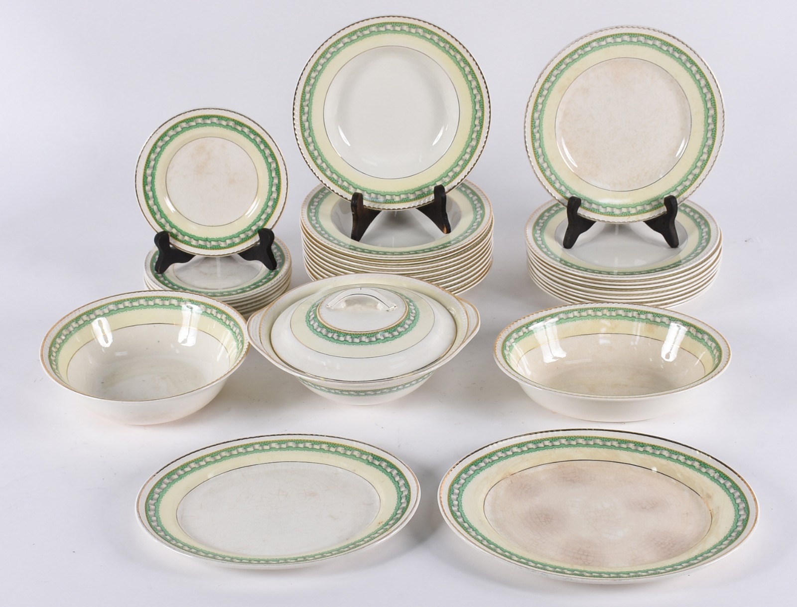 Serviço de jantar de faiança inglesa bege, borda decorada com friso... - foto 1 de 5