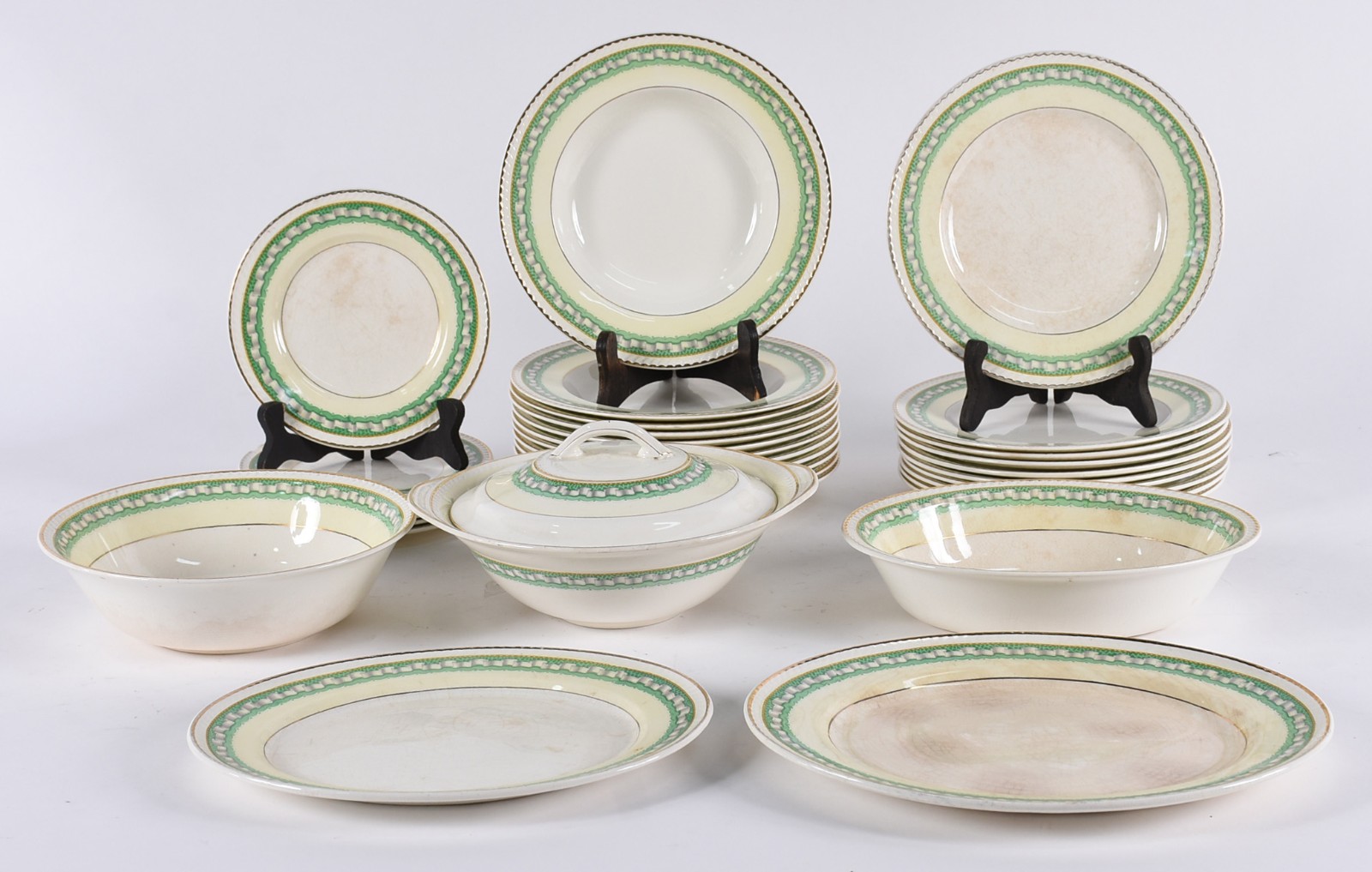 Serviço de jantar de faiança inglesa bege, borda decorada com friso... - foto 2 de 5