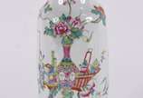 Vaso de porcelana chinesa, com flores em policr... - Vaso de porcelana chinesa, com flores em policromia.