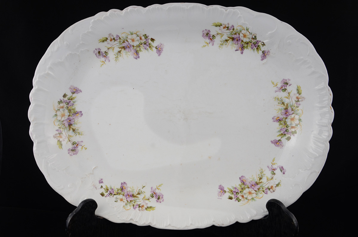 Travessa de porcelana VIEUX PARIS decorada com flores em policromia...
