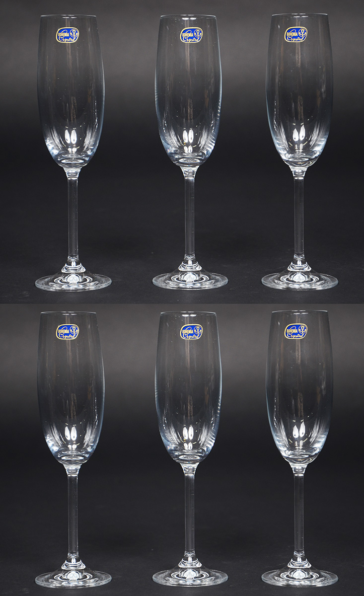 Seis flutes para champagne de cristal europeu.
