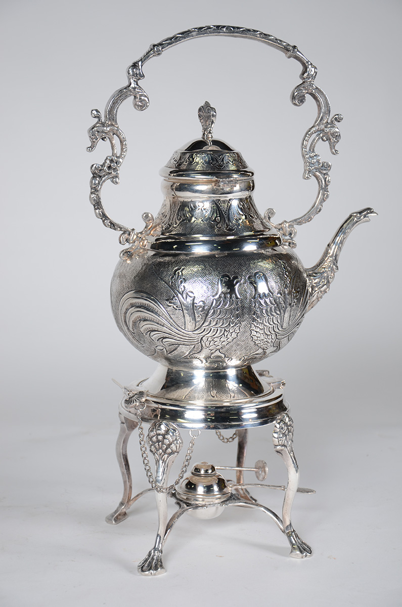 Samovar em metal espessurado à prata trabalhada. Altura: 47 cm