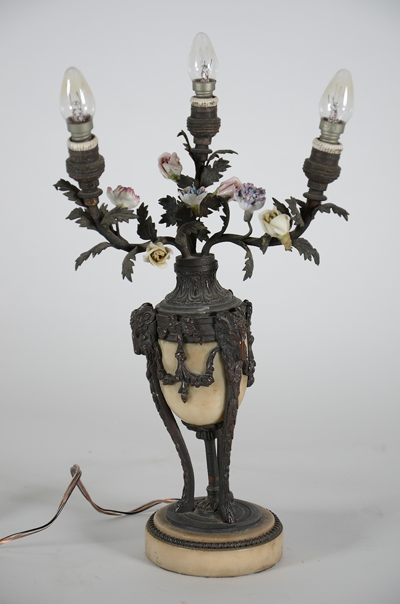 Pequena luminária para três luzes em bronze e alabastro com flores em...