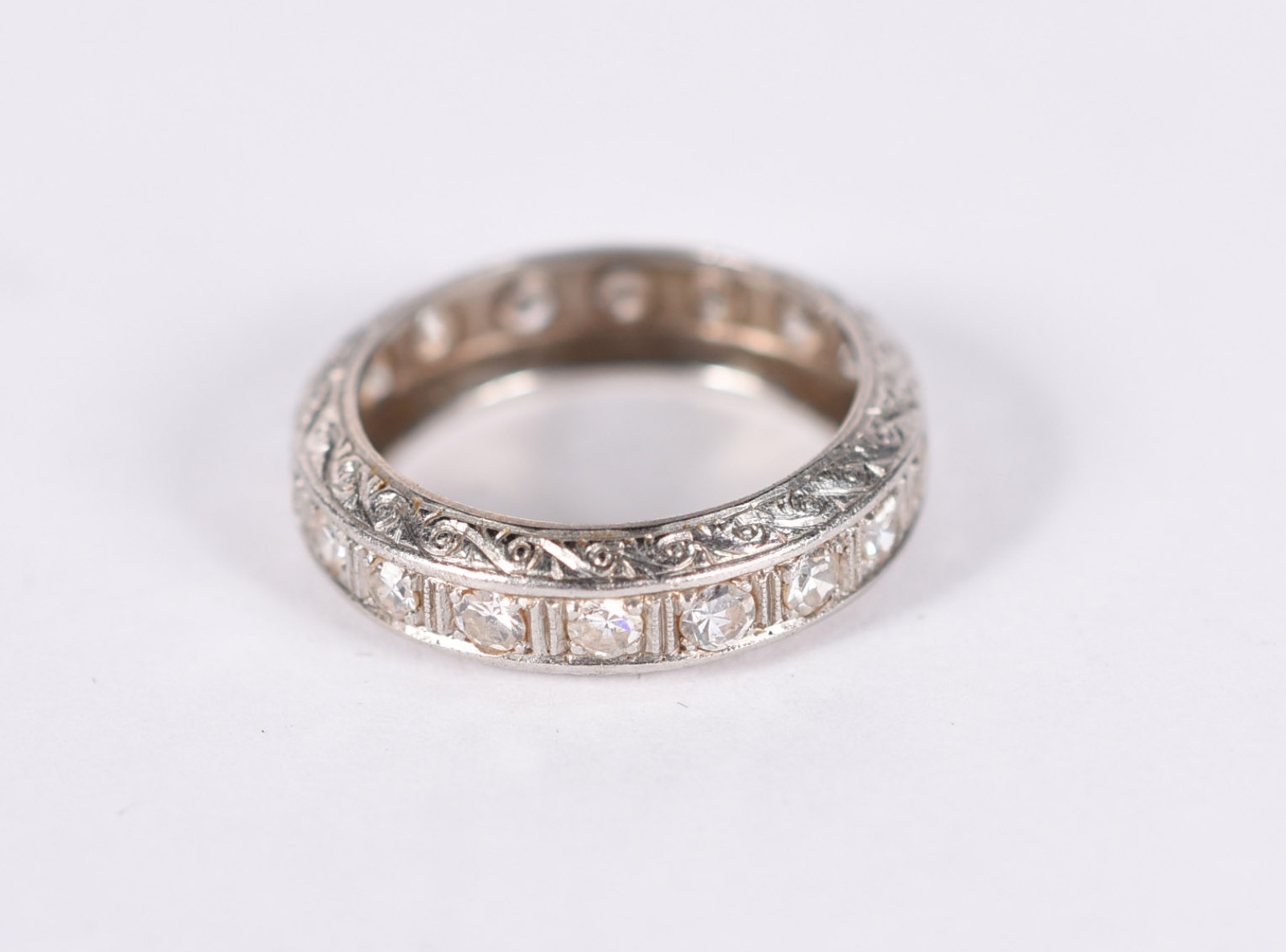 Aliança de ouro branco com brilhantes, aro 14 (Por motivos de... - foto 1 de 3