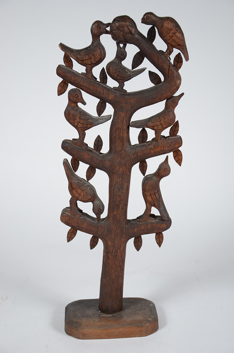 Escultura em madeira representando Pássaros (1 colado). Altura: 71 cm