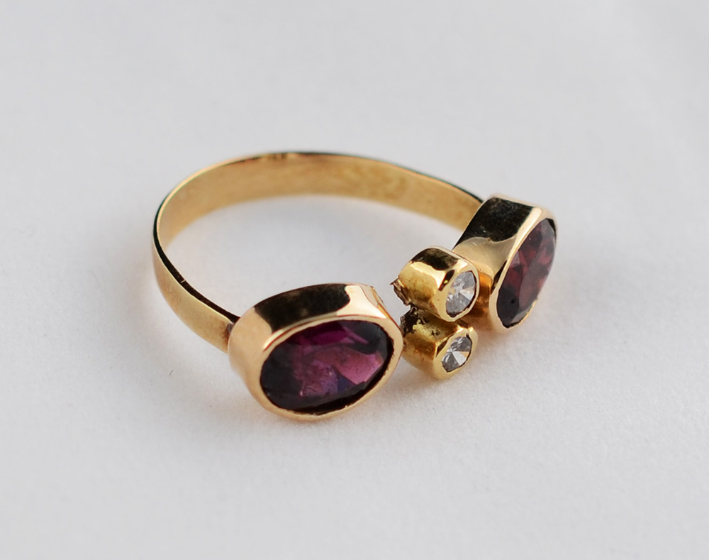 Anel de ouro 18 k com 2 rubilitas e 2 brilhantes, peso 2,8 g. - foto 1 de 2
