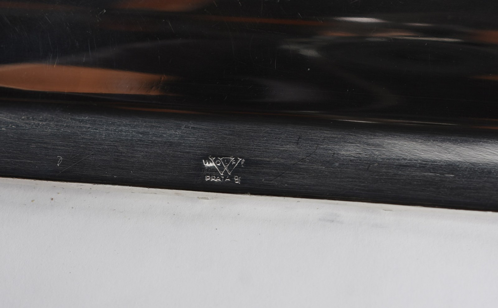 Tabuleiro de metal prateado com alça (metal com desgaste no fundo). - foto 4 de 5