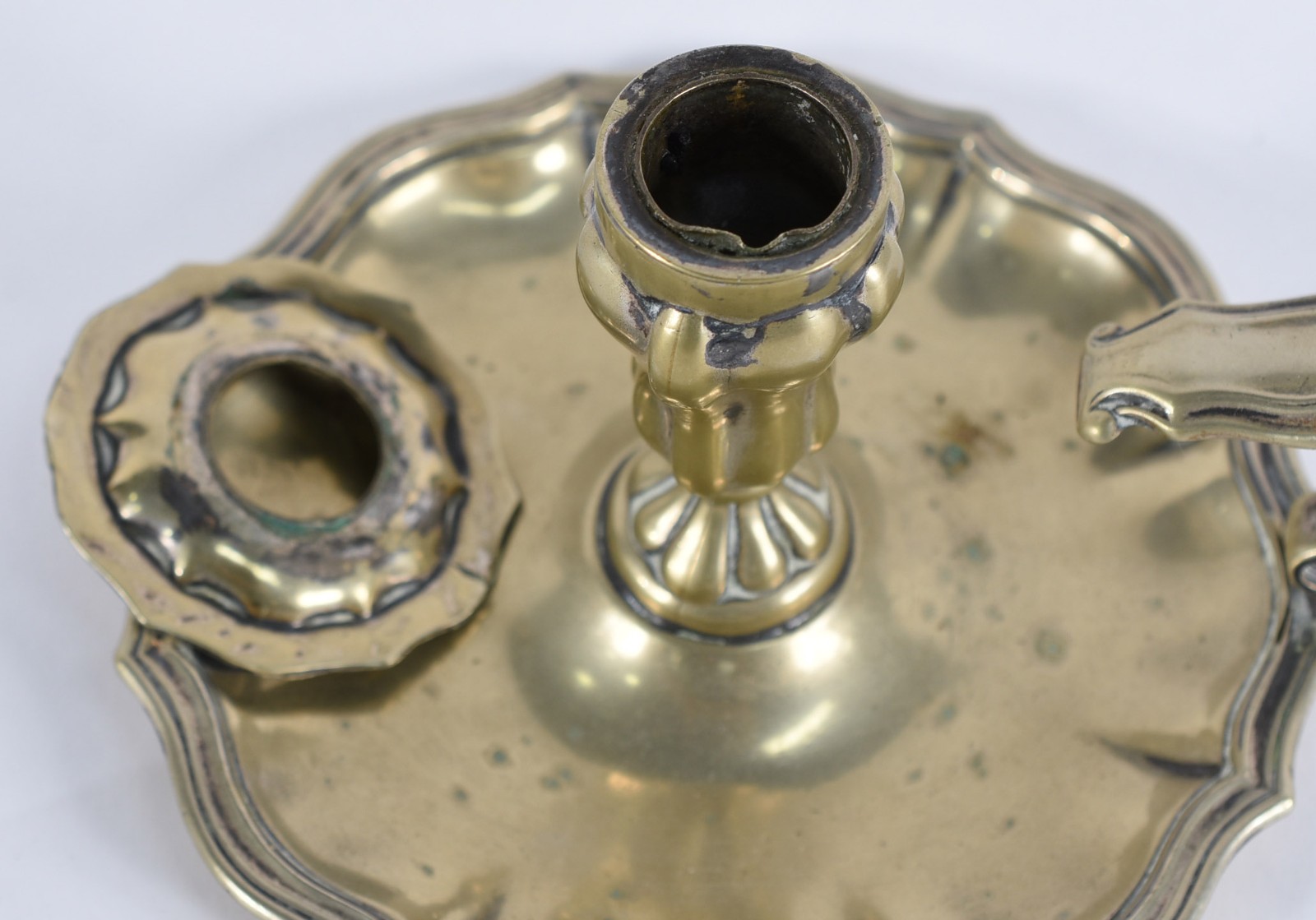 Par de palmatórias de metal contrastado (uma bobeche solta). - foto 4 de 6