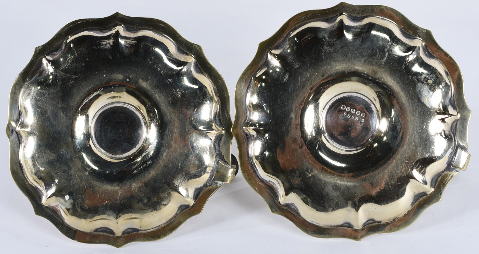 Par de palmatórias de metal contrastado (uma bobeche solta). - foto 6 de 6