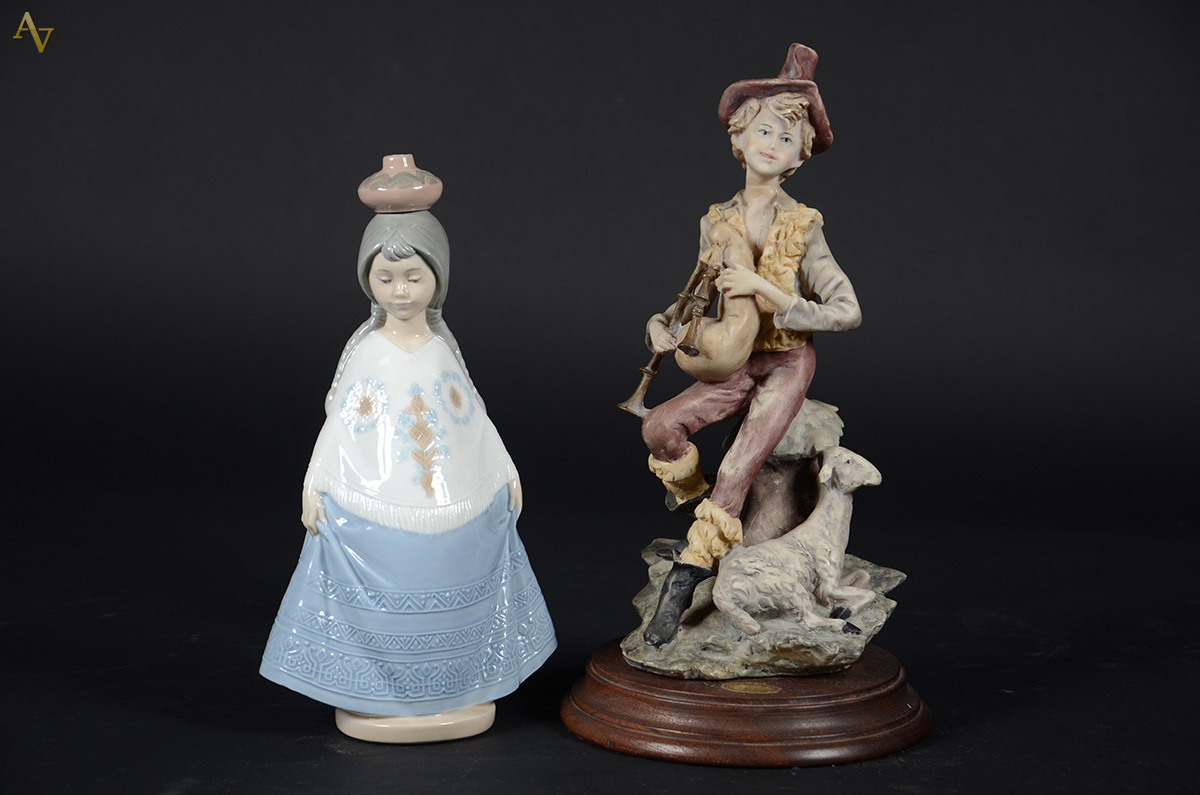 Duas estatuetas, sendo: uma em porcelana espanhola NAO e outra em... - foto 1 de 2
