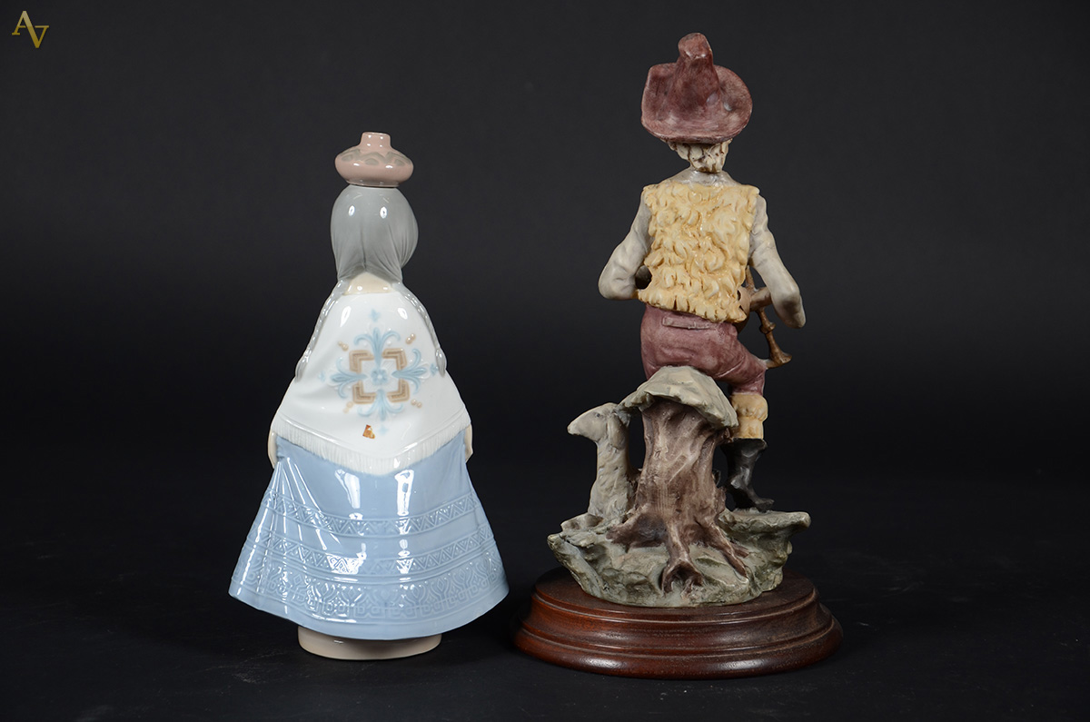Duas estatuetas, sendo: uma em porcelana espanhola NAO e outra em... - foto 2 de 2