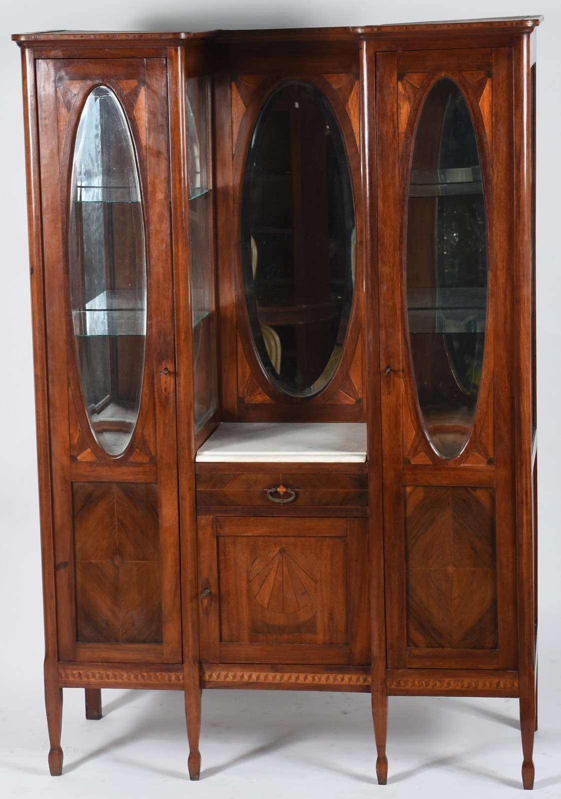 Móvel vitrine de madeira nobre parquetada com duas portas laterais... - foto 1 de 6
