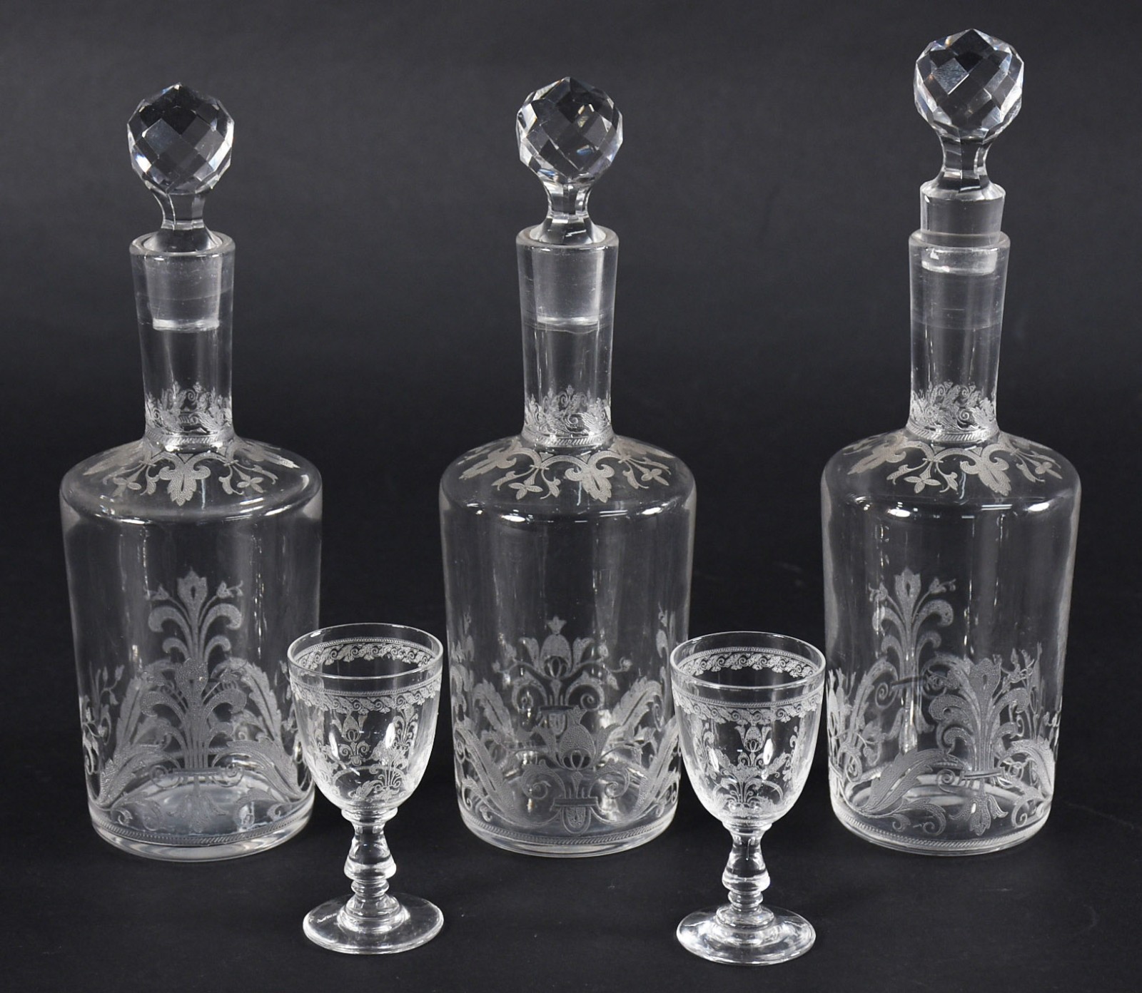 Três licoreiras de cristal, com 2 cálices. - foto 1 de 4