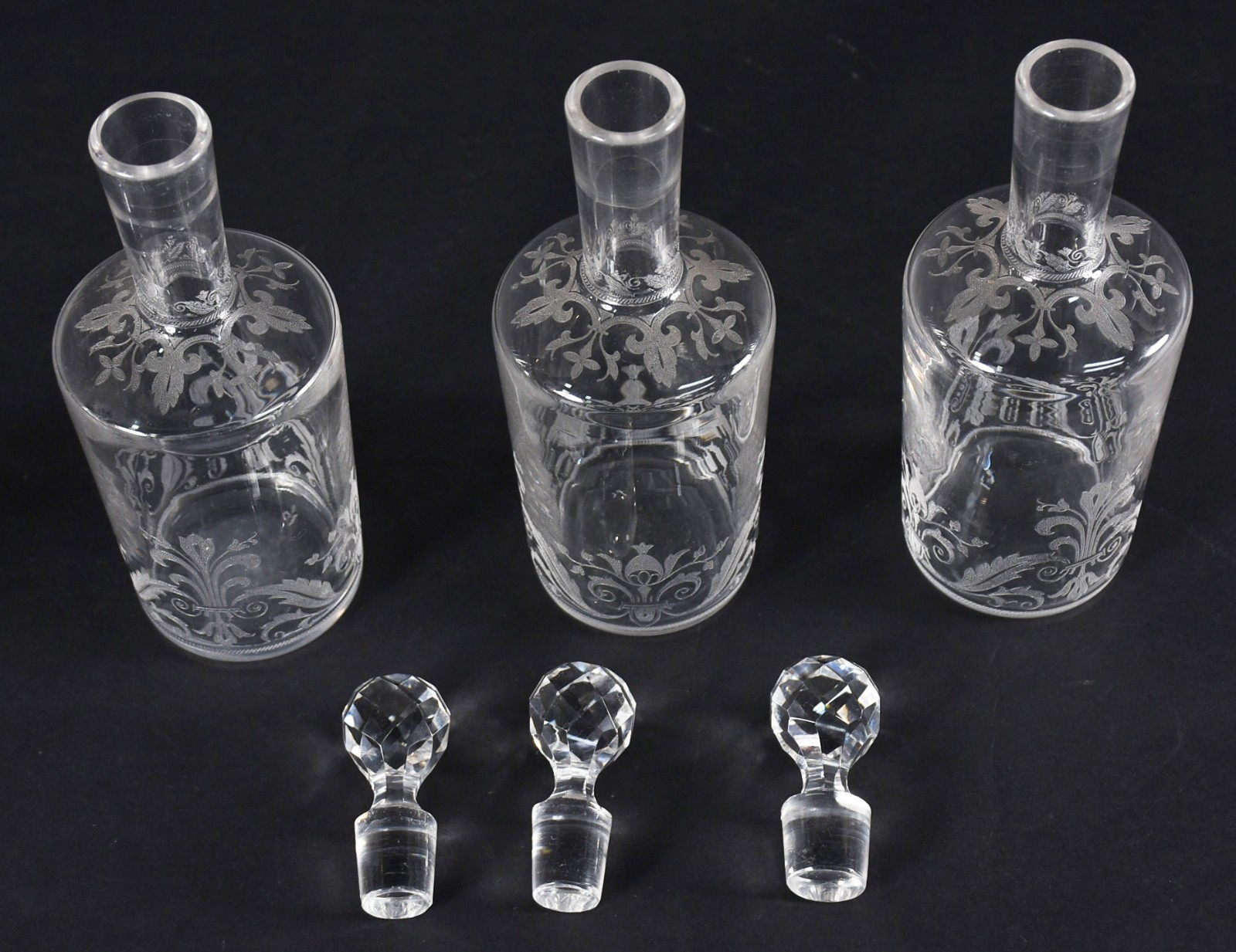 Três licoreiras de cristal, com 2 cálices. - foto 2 de 4