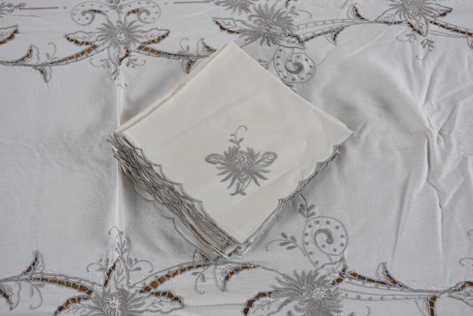 Toalha de mesa bordada com 12 guardanapos (com algumas manchas). - foto 2 de 3