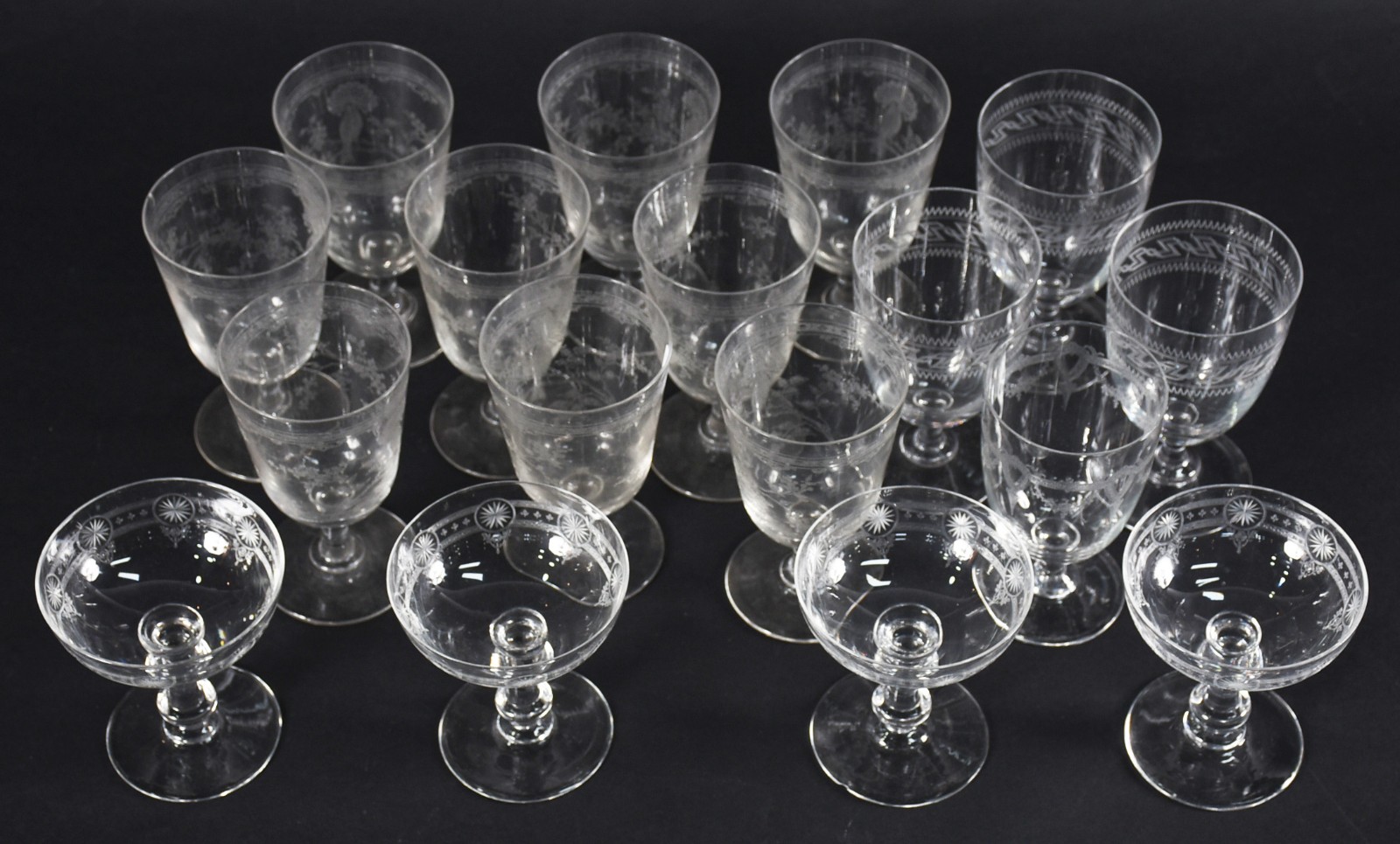 Dezessete copos diversos de cristal. - foto 3 de 4