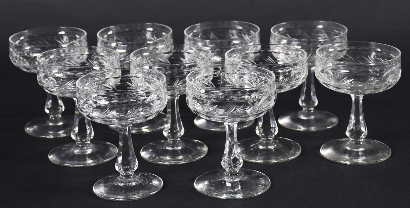 Dez taças para champagne de cristal lapidado. - foto 2 de 3