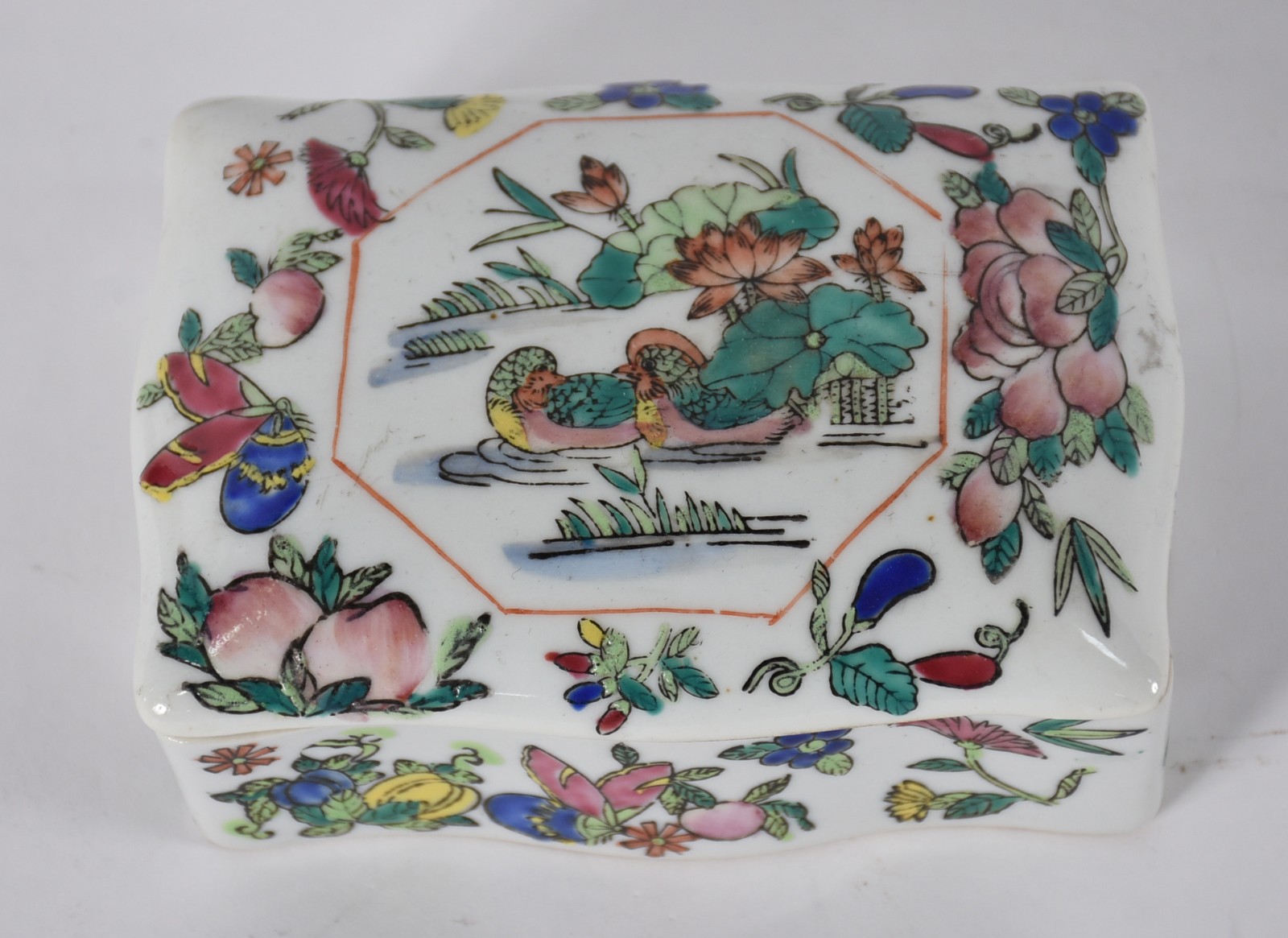 Caixa/porta joia de porcelana chinesa branca com flores em policromia. - foto 1 de 4