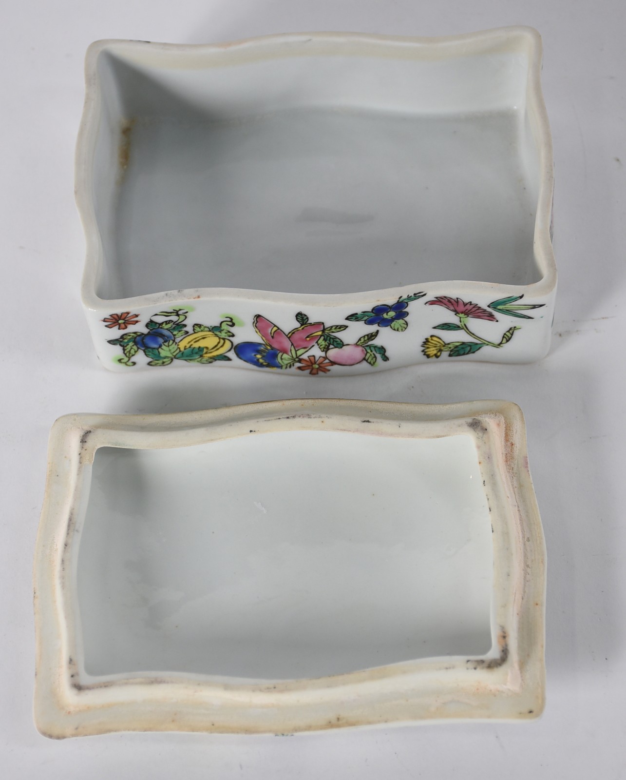 Caixa/porta joia de porcelana chinesa branca com flores em policromia. - foto 3 de 4