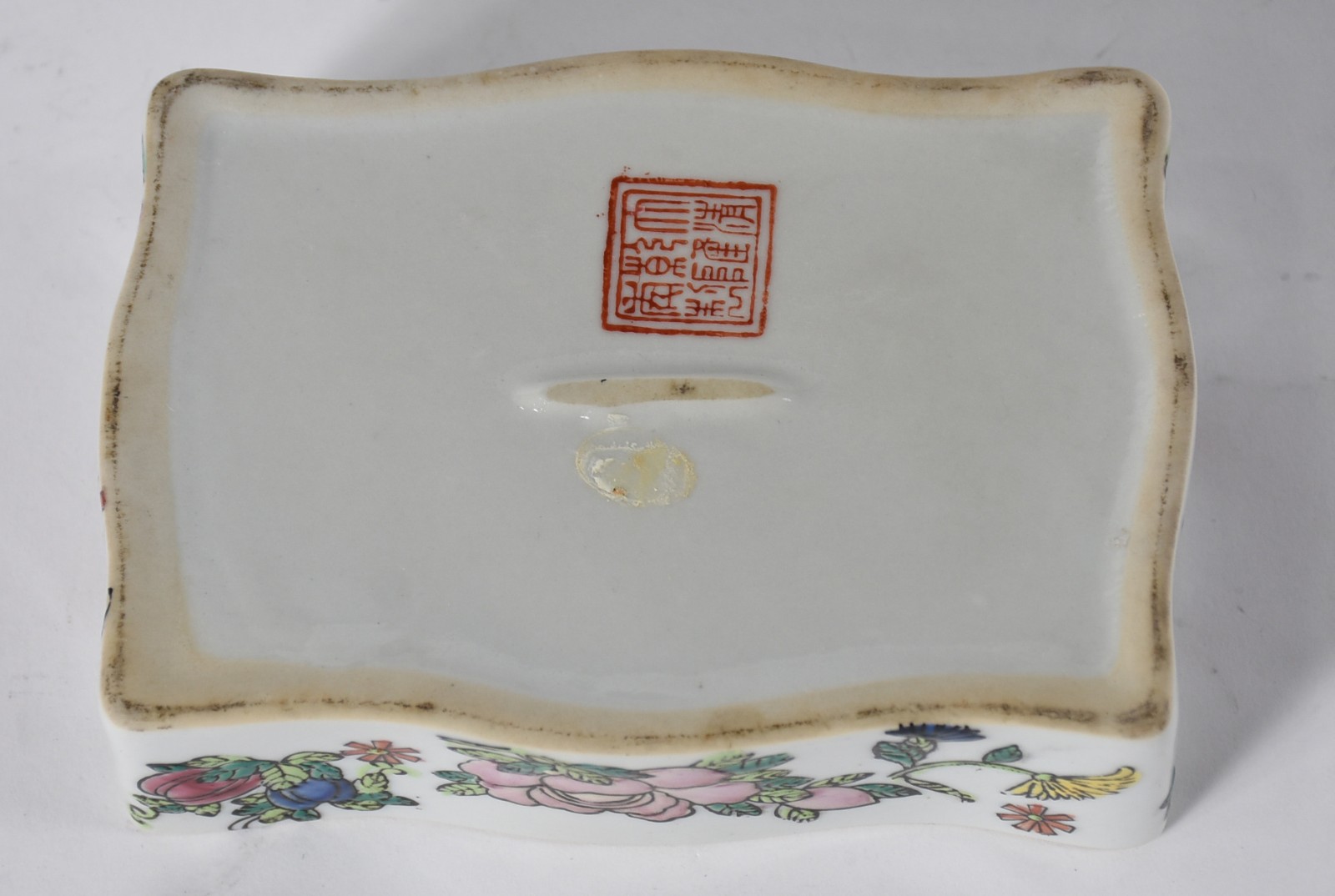 Caixa/porta joia de porcelana chinesa branca com flores em policromia. - foto 4 de 4