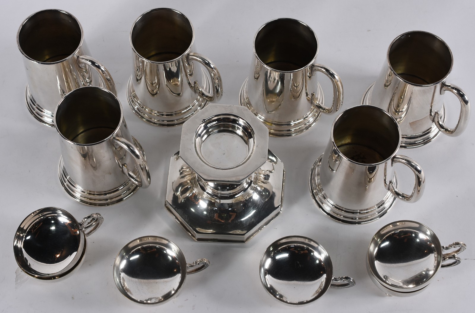 Diversas peças de metal prateado, sendo 6 canecas, 6 taças para... - foto 3 de 7