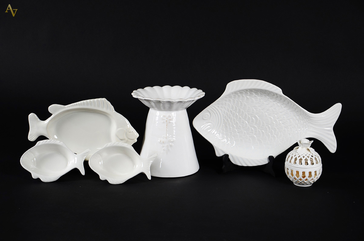 Diversas peças em porcelana branca, sendo: 4 travessas para peixe...