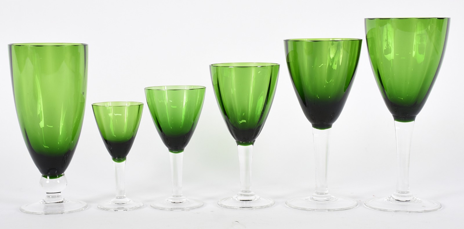 Serviço de copos de cristal verde, composto de: 18 cálices para água... - foto 1 de 3