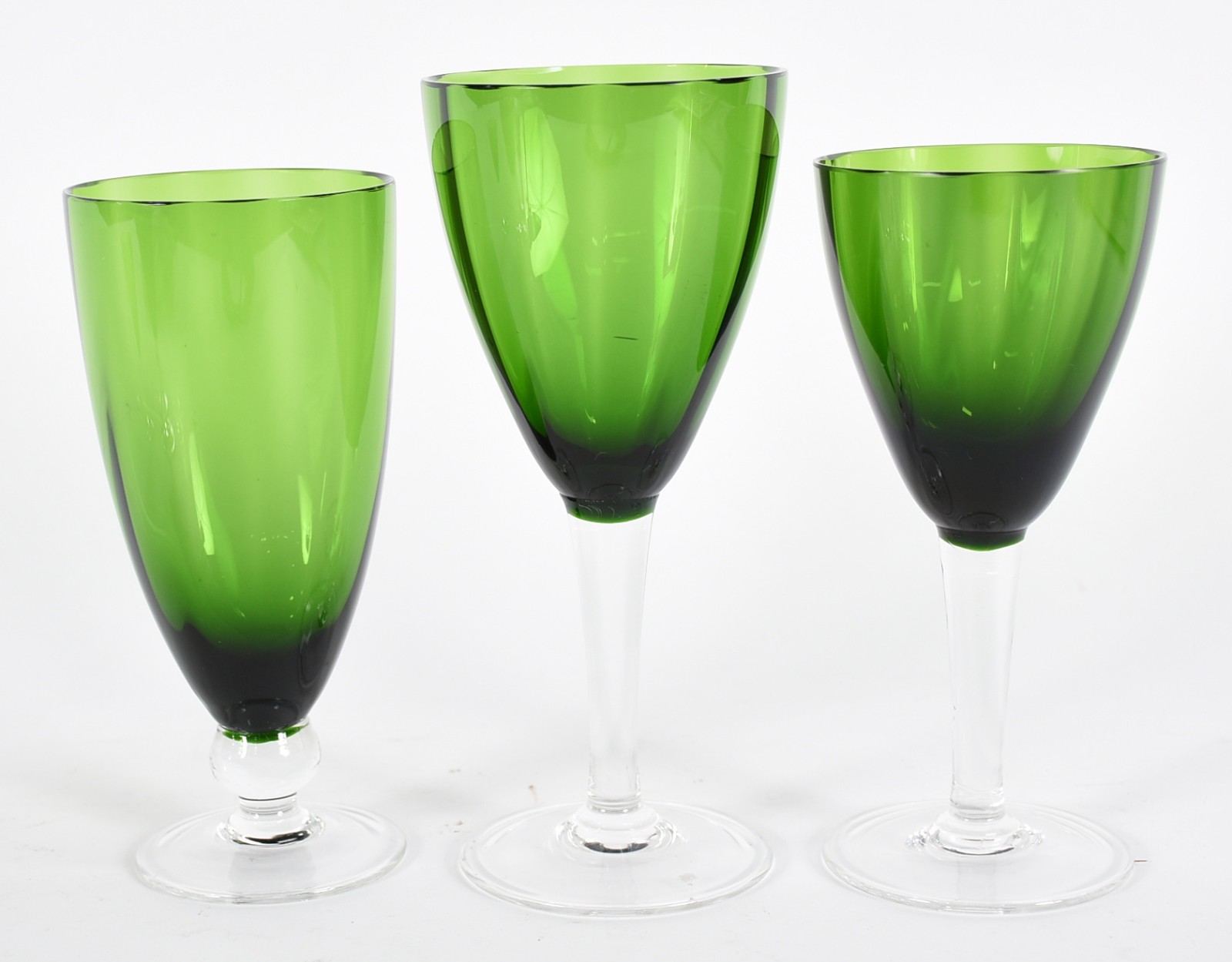 Serviço de copos de cristal verde, composto de: 18 cálices para água... - foto 2 de 3