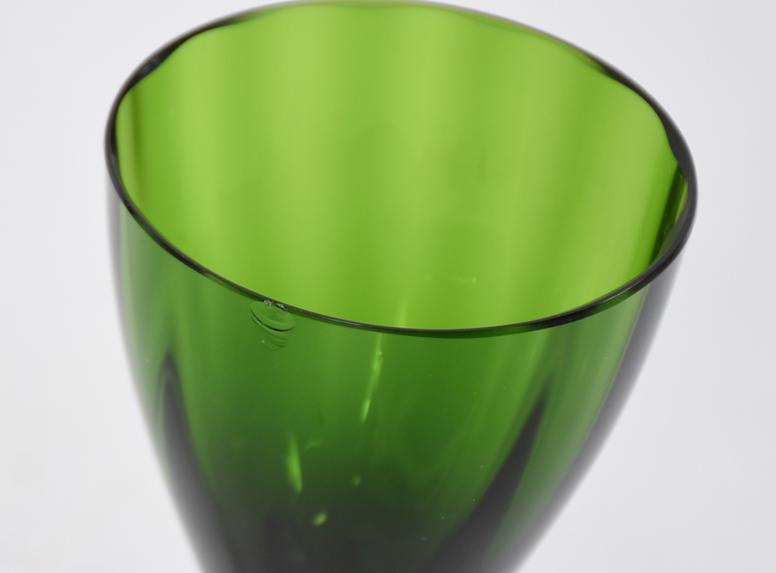 Serviço de copos de cristal verde, composto de: 18 cálices para água... - foto 3 de 3