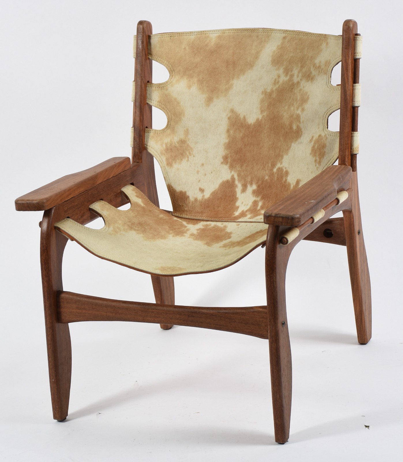 Poltrona estilo anos 60, com forração de couro. - foto 2 de 3
