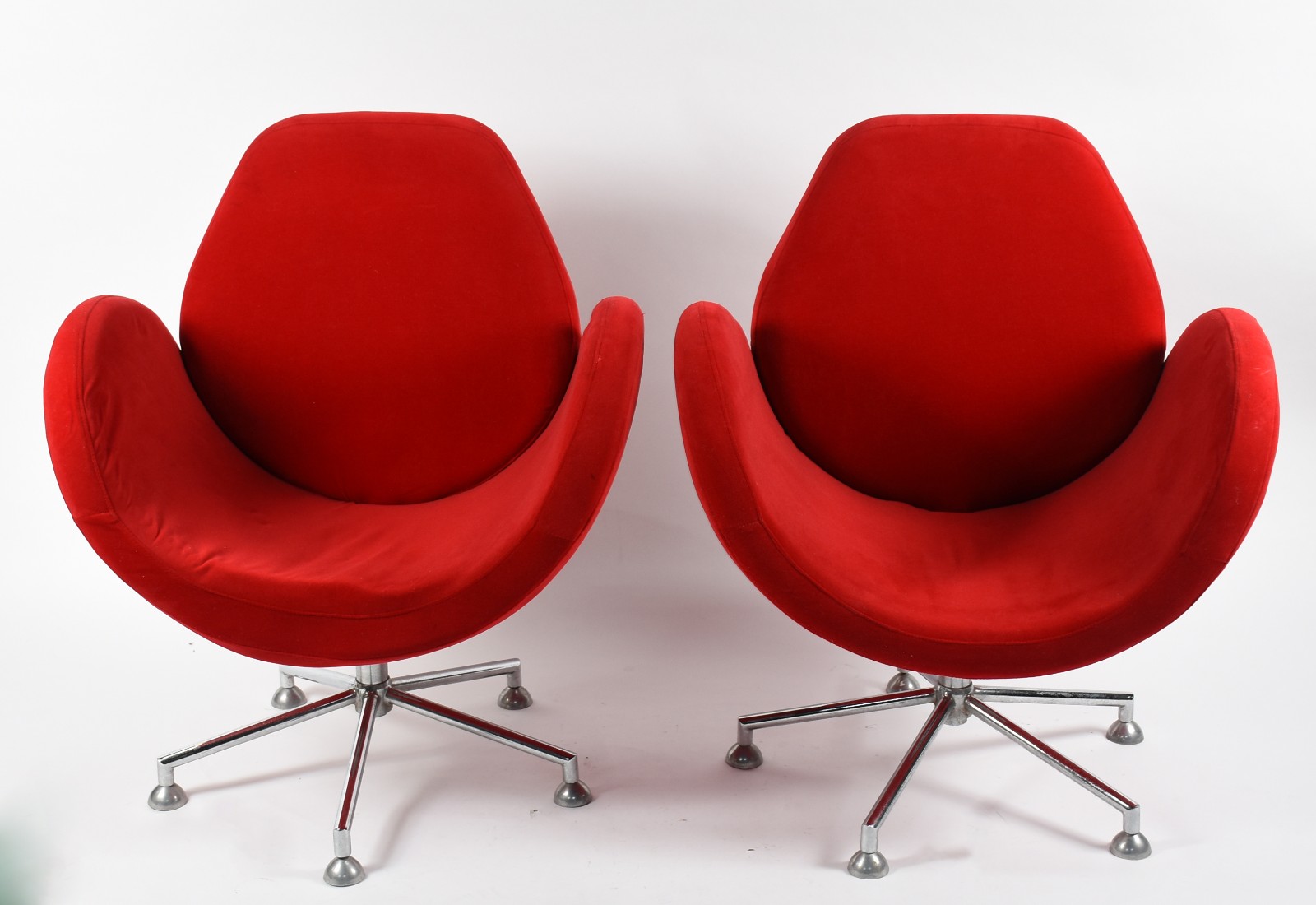 Par de modernas poltronas giratórias , base de metal prateado e... - foto 1 de 5